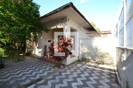 Casa à venda com 100m², 4 quartos e 4 vagasFachada