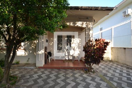 Casa à venda com 100m², 4 quartos e 4 vagasFachada