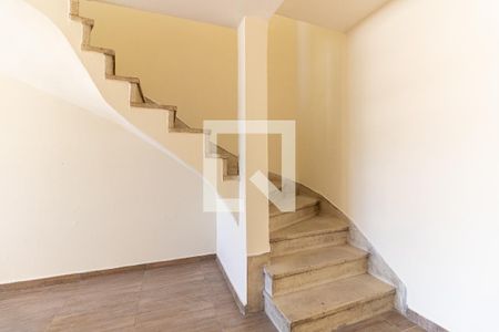 Casa para alugar com 82m², 3 quartos e 1 vagaEscada