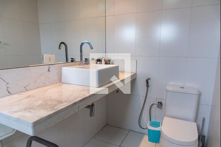 Casa à venda com 420m², 4 quartos e 7 vagasBanheiro da suíte 2