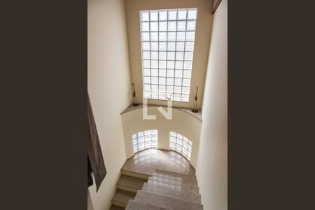 Casa à venda com 420m², 4 quartos e 7 vagasEscada