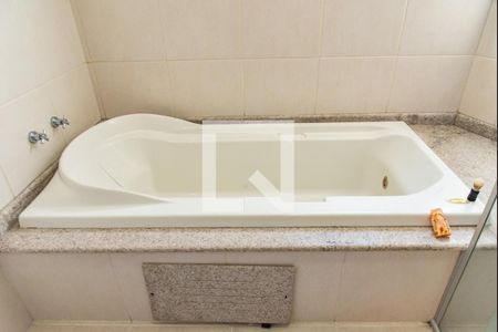 Casa à venda com 420m², 4 quartos e 7 vagasBanheiro da suíte