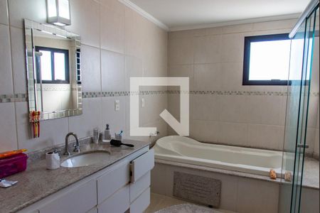 Casa à venda com 420m², 4 quartos e 7 vagasBanheiro da suíte