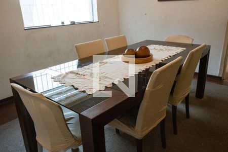 Casa à venda com 250m², 4 quartos e 4 vagasSala