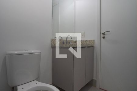 Banheiro da Suíte de apartamento para alugar com 2 quartos, 57m² em Passo da Areia, Porto Alegre
