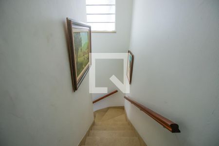 Casa à venda com 170m², 2 quartos e 2 vagasEscada