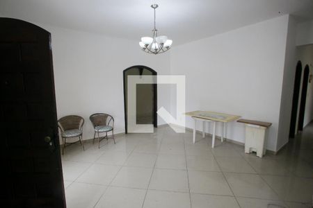 Sala de casa para alugar com 6 quartos, 200m² em Taquara, Rio de Janeiro