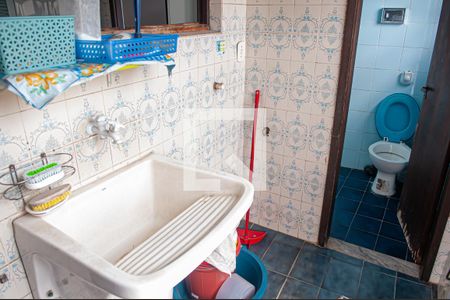 Casa de condomínio para alugar com 200m², 6 quartos e 2 vagasarea de serviço