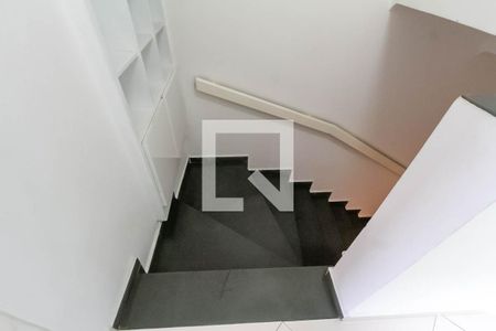 Casa à venda com 250m², 4 quartos e 4 vagas Casa à venda com 250m², 4 quartos e 4 vagasEscada para garagem
