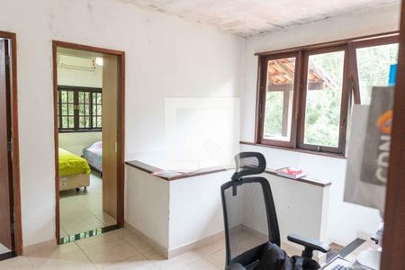 Casa à venda com 325m², 4 quartos e 4 vagas Casa à venda com 325m², 4 quartos e 4 vagasEscritório