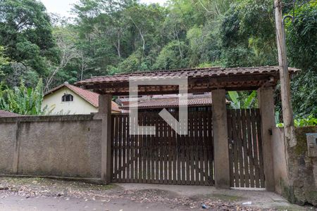 Casa à venda com 325m², 4 quartos e 4 vagas Casa à venda com 325m², 4 quartos e 4 vagasFachada