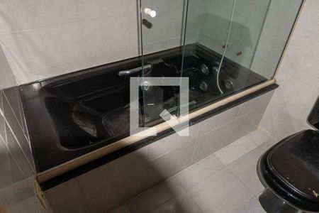 Casa à venda com 325m², 4 quartos e 4 vagas Casa à venda com 325m², 4 quartos e 4 vagasBanheiro da Suíte 1