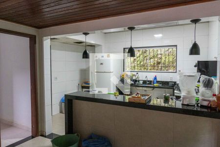 Casa à venda com 325m², 4 quartos e 4 vagas Casa à venda com 325m², 4 quartos e 4 vagasCozinha