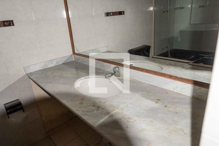 Casa à venda com 325m², 4 quartos e 4 vagas Casa à venda com 325m², 4 quartos e 4 vagasBanheiro da Suíte 1