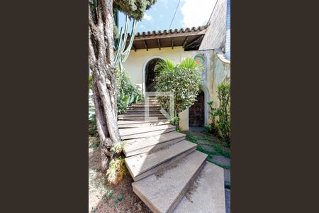 Casa para alugar com 700m², 4 quartos e 6 vagasEscada Entrada