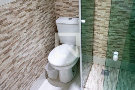 Casa de condomínio para alugar com 120m², 2 quartos e 2 vagasBanheiro do Quarto 1