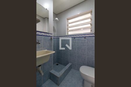 Banheiro de kitnet/studio para alugar com 1 quarto, 24m² em Ocian, Praia Grande