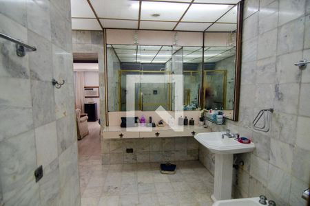 Apartamento à venda com 328m², 4 quartos e 2 vagasBanheiro do Quarto 3