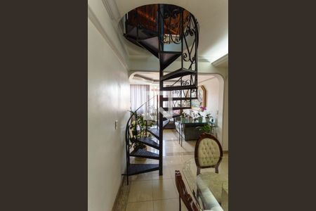 Apartamento à venda com 258m², 4 quartos e 2 vagas Apartamento à venda com 258m², 4 quartos e 2 vagasEscada de Acesso a Cobertura Gourmet