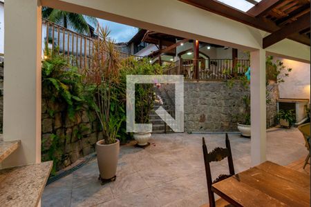 Casa de condomínio à venda com 650m², 5 quartos e 4 vagasQuintal