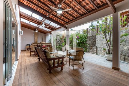 Casa de condomínio à venda com 650m², 5 quartos e 4 vagasVaranda gourmet