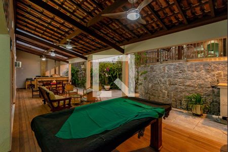 Casa de condomínio à venda com 650m², 5 quartos e 4 vagasQuintal