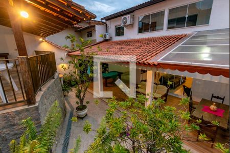 Casa de condomínio à venda com 650m², 5 quartos e 4 vagasQuintal