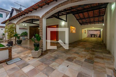 Casa de condomínio à venda com 650m², 5 quartos e 4 vagasQuintal