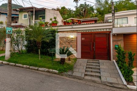 Casa de condomínio à venda com 269m², 4 quartos e 2 vagasFachada
