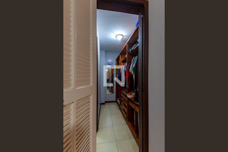 Casa de condomínio à venda com 269m², 4 quartos e 2 vagasCorredor