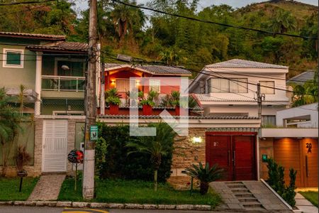 Casa de condomínio à venda com 269m², 4 quartos e 2 vagasFachada