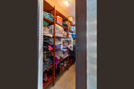 Casa de condomínio à venda com 269m², 4 quartos e 2 vagasCloset