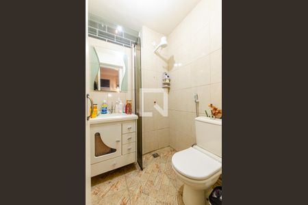 Casa à venda com 184m², 5 quartos e 3 vagas Casa à venda com 184m², 5 quartos e 3 vagasBanheiro da Suite no térreo