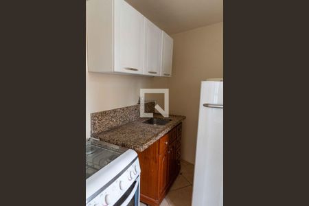 Casa à venda com 184m², 5 quartos e 3 vagas Casa à venda com 184m², 5 quartos e 3 vagasCozinha e Área de Serviço terceiro andar