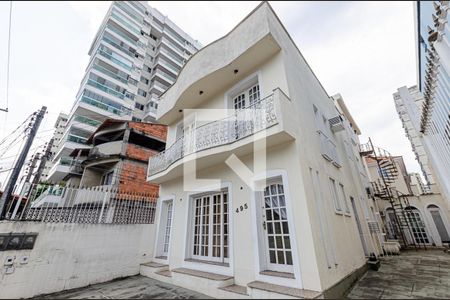 Casa à venda com 184m², 5 quartos e 3 vagas Casa à venda com 184m², 5 quartos e 3 vagasFachada