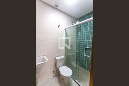 Banheiro social de kitnet/studio para alugar com 1 quarto, 27m² em Vila Florida, São Bernardo do Campo