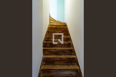 Casa à venda com 250m², 3 quartos e 3 vagasEscada