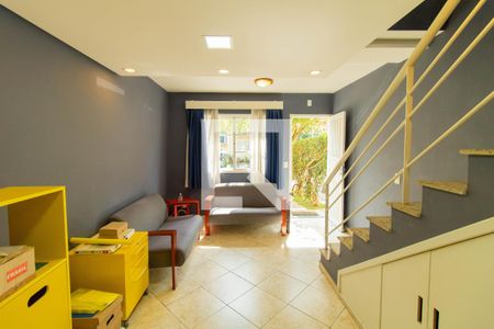 Sala de casa de condomínio para alugar com 2 quartos, 90m² em Jardim Barbacena, Cotia