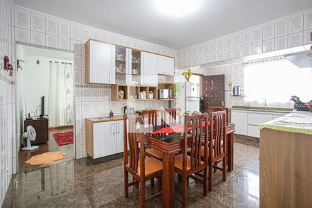 Casa à venda com 237m², 5 quartos e 3 vagas Casa à venda com 237m², 5 quartos e 3 vagasCozinha