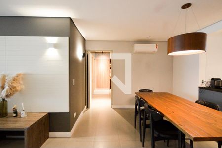 Apartamento à venda com 120m², 2 quartos e 1 vaga Apartamento à venda com 120m², 2 quartos e 1 vagaSala de Jantar