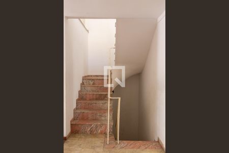 Escada de casa para alugar com 4 quartos, 366m² em Jardim Vera Cruz, São Paulo