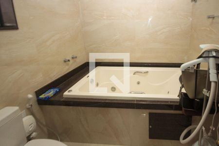 Casa à venda com 341m², 3 quartos e 8 vagasBanheiro da Suite 03