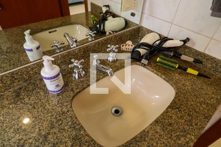 Apartamento à venda com 226m², 4 quartos e 4 vagas Apartamento à venda com 226m², 4 quartos e 4 vagasBanheiro da Suíte 1