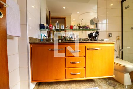 Apartamento à venda com 226m², 4 quartos e 4 vagas Apartamento à venda com 226m², 4 quartos e 4 vagasBanheiro da Suíte 2