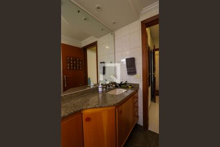 Apartamento à venda com 226m², 4 quartos e 4 vagas Apartamento à venda com 226m², 4 quartos e 4 vagasBanheiro da Suíte 1