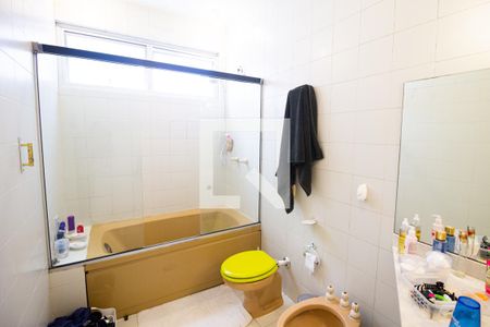 Casa à venda com 390m², 3 quartos e 6 vagasBanheiro da Suíte 1