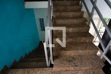 Casa à venda com 390m², 3 quartos e 6 vagasEscada de acesso 