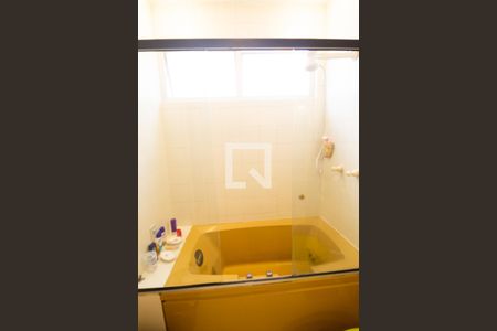 Casa à venda com 390m², 3 quartos e 6 vagasBanheiro da Suíte 1