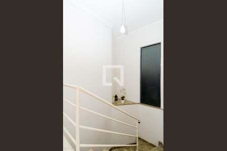 Casa à venda com 330m², 4 quartos e 3 vagasEscada Quartos/Sala