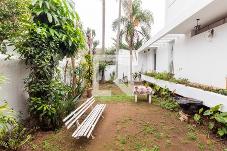 Casa à venda com 420m², 4 quartos e 8 vagas Casa à venda com 420m², 4 quartos e 8 vagasÁrea externa